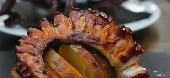 Restaurante con pulpo a la brasa